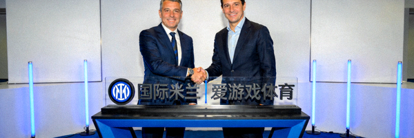 国际米兰球队与爱游戏体育代表展示联合赞助标识